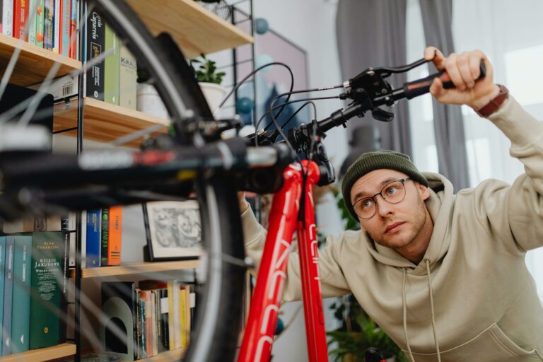 image un vélo et d'une personne qui le répare